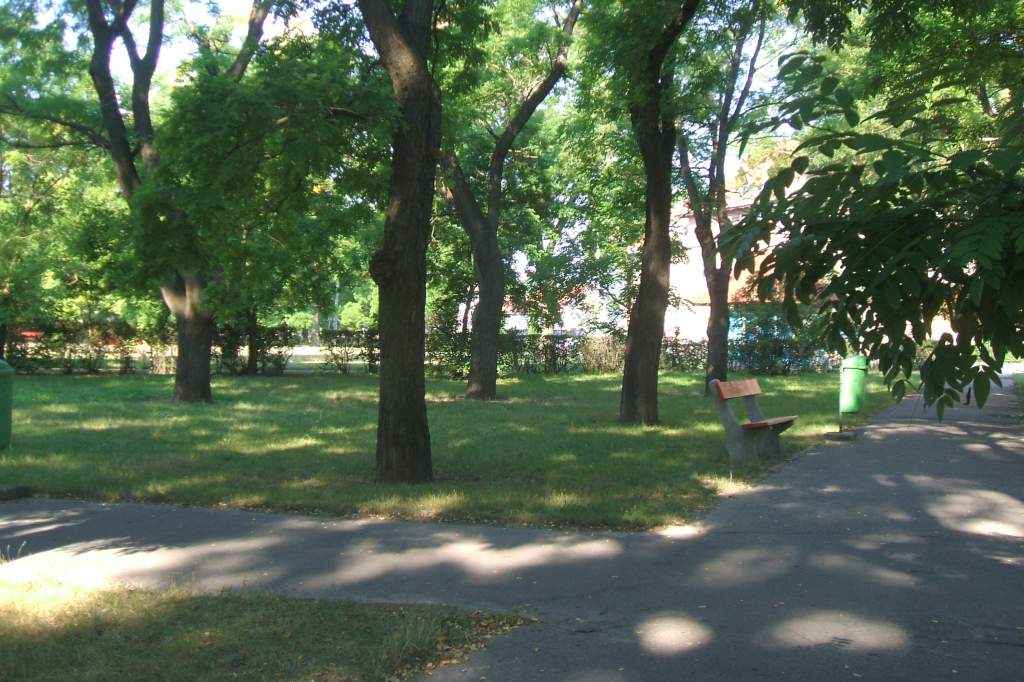 Parkok, terek júliusa - Boldogasszony tér