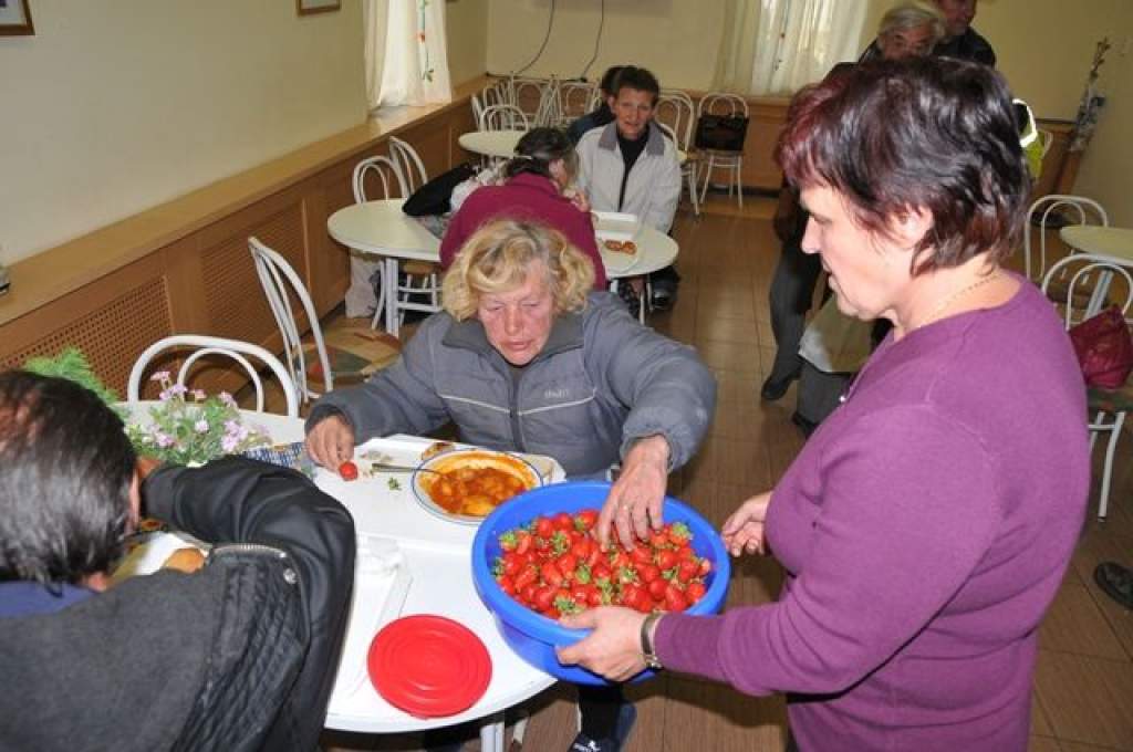Magyar szamóca az asztalokon: a Gong Rádió stábja osztott ételt a Wojtyla Házban