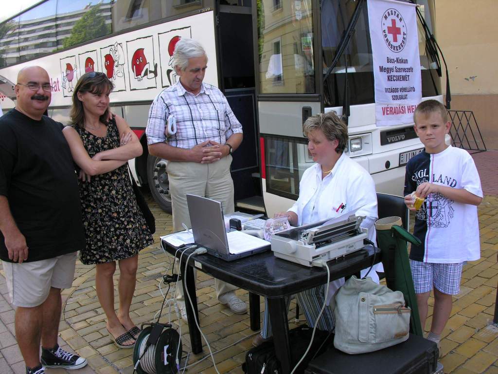 KAPCSOLAT ÉPÍTÉS A RÁSZORULÓKÉRT - Vöröskeresztes delegáció a Portánál