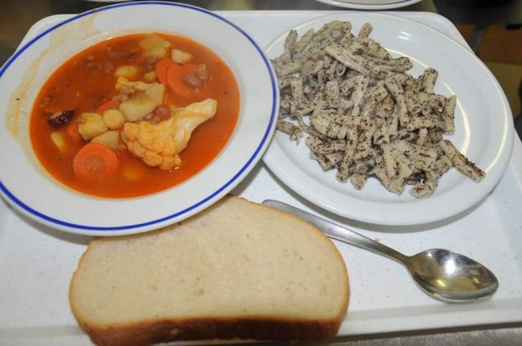 Pünkösdi csülkös bab leves és mákos tészta a Wojtylában