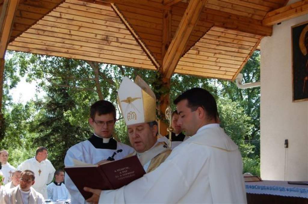 Három papot szentelt szombaton dr. Bábel Balázs érsek