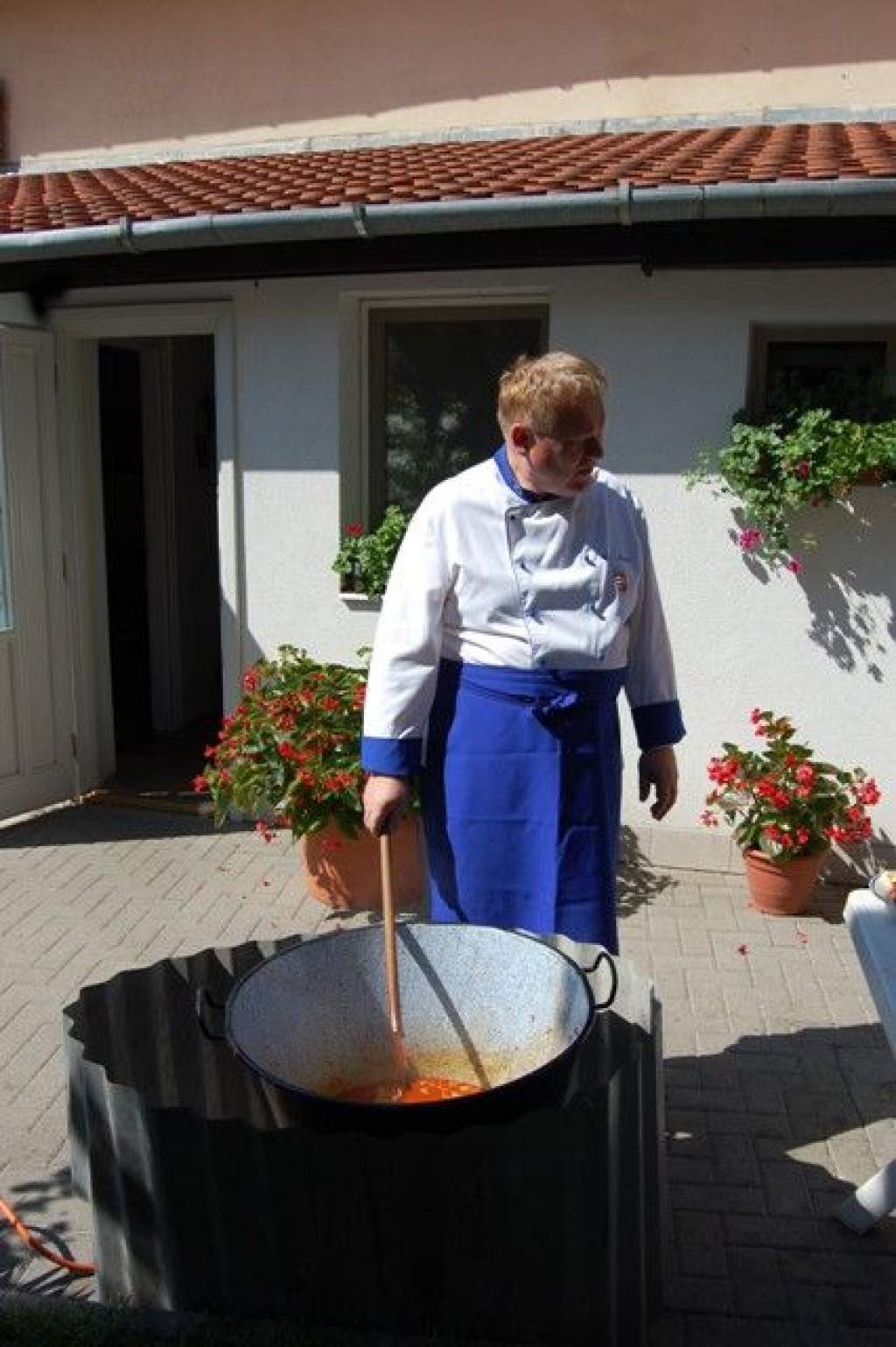 A Széchenyi iskola vendéglátós diákjai főztek a Wojtyla Ház gondozottjainak
