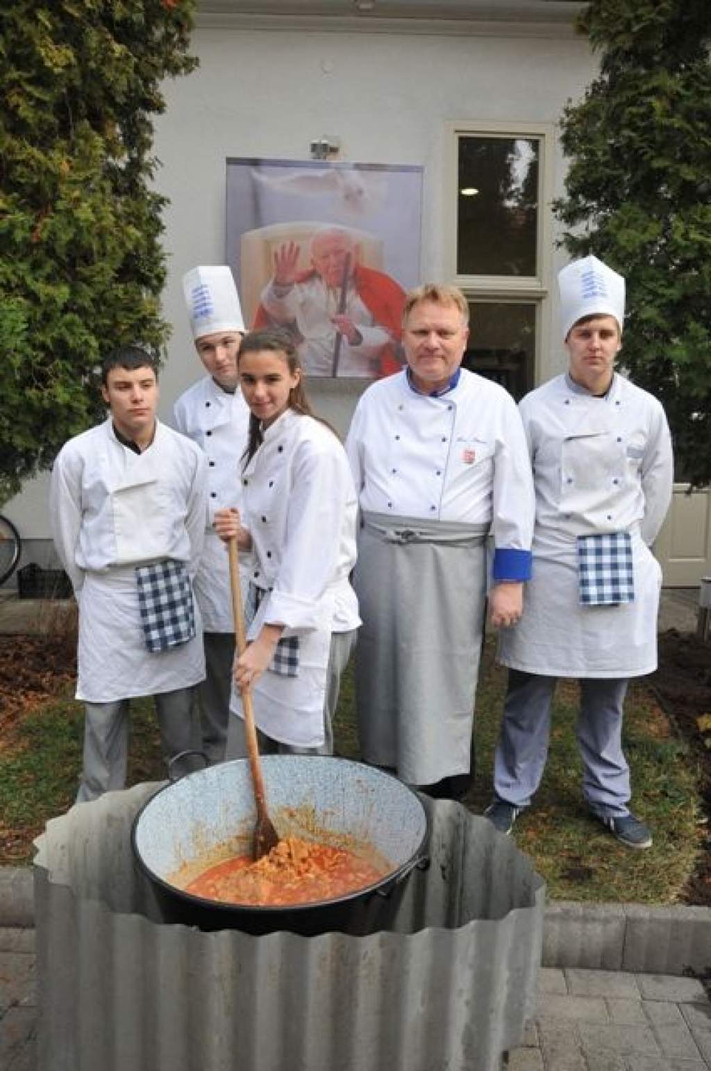 Ács Imre és a Széchenyi iskola vendéglátós diákjai készítették az ünnepi menüt 
