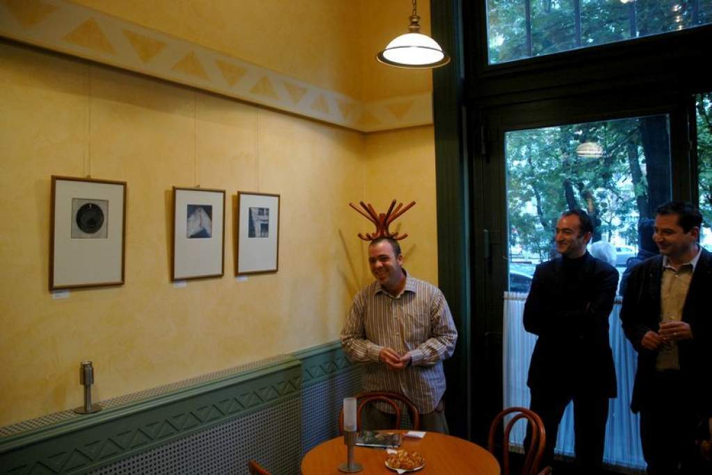 Olajra léptek kiállítás a Művész Kávézóban