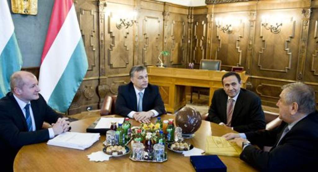 Orbán Viktor átadta a 2021-es "vizes" vb magyar pályázatát