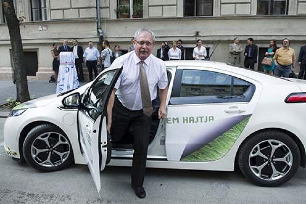 Újabb elektromos autótöltő-állomást adtak át Budapesten