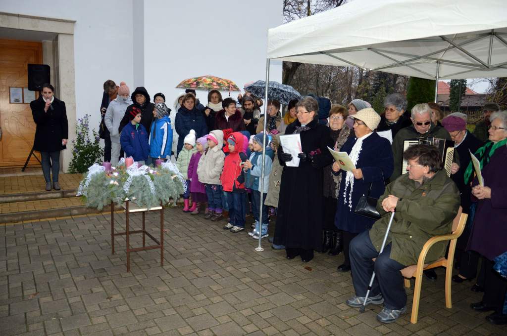 “Előmikulás” ünnepség és adventi gyertyagyújtás a műkerti templom előtt