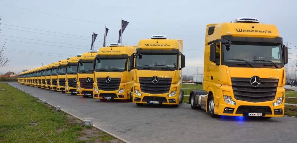 120 kamion: Mercedes-flottát adtak át a kecskeméti gyárban