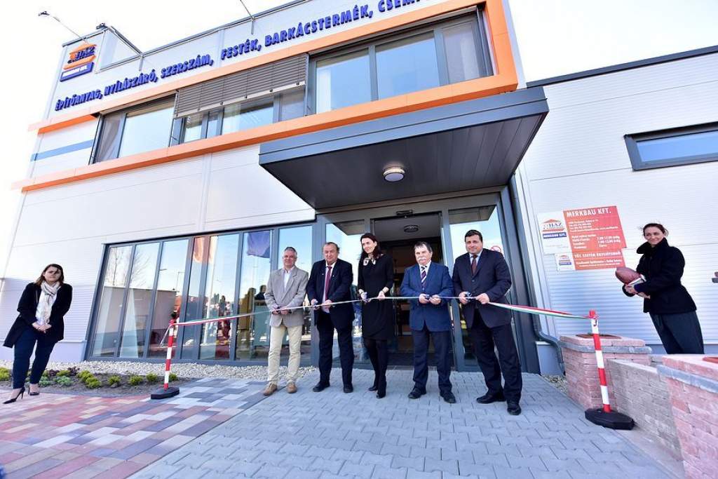 Megnyitott Kecskeméten a negyedik Merkbau-újHáz építőanyag és barkácsáruház