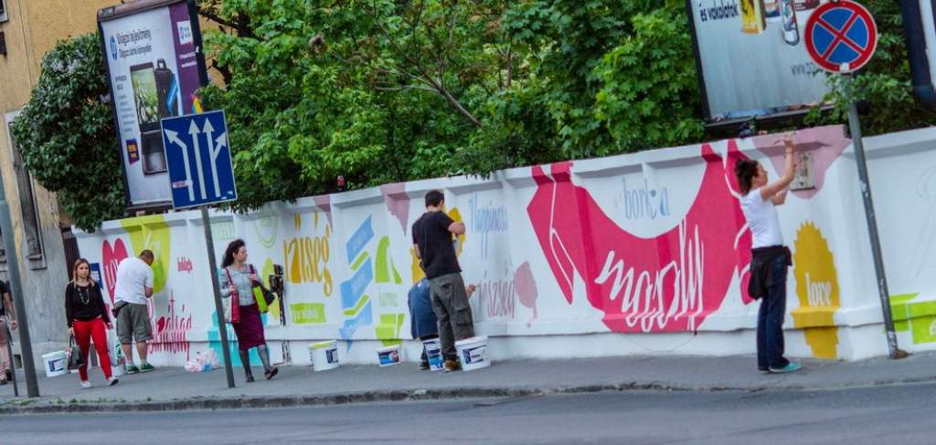 Pozitív szavakat festettek egy budapesti falra
