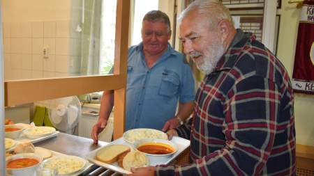 Az örmény nemzetiségi önkormányzat étkeztette a Wojtyla Ház szegényeit