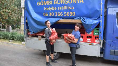 Öt zsák burgonya adomány a Göbölyös családtól