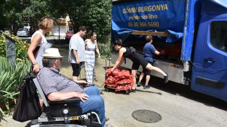 A nagylelkűség ma Helvéciából érkezett – Gömbiék ebédeltettek a Wojtylában 