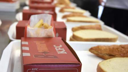Emberi jóság dobozokba csomagolva – A pünkösdiek és a KFC szeretetebédjét ízlelték a rászorultak