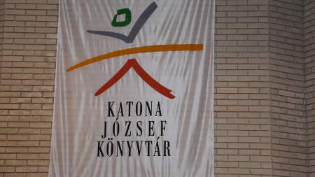 Két könyvritkaságot adományozott Farkas P. József a Katona József Könyvtárban