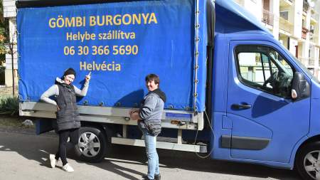 Hat zsák burgonya adomány a Göbölyös családtól