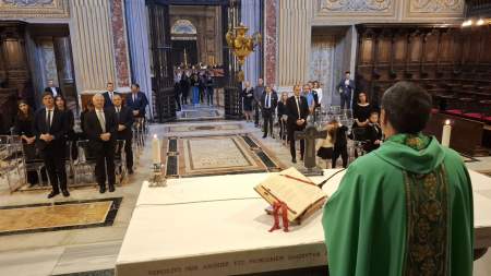 Orbán Viktor és családja szentmisén vett részt a Szent Péter-bazilikában a pápai audiencia előtt 
