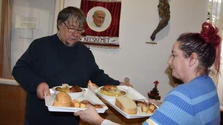 Töltött csirkecomb és hagymás tört burgonya a Wojtyla Ház „étlapján”