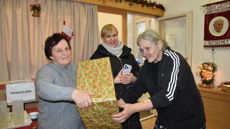 Szeretetcsomagokat vehettek át a Wojtyla Ház idei legszorgalmasabb önkéntesei