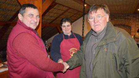 A nemeslelkűség zamata – Hetényi József borász és családja hívta ebédlőasztalhoz a rászorultakat