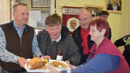Irodalom és nemeslelkűség: Koch Csaba felajánlása a rászorulókért