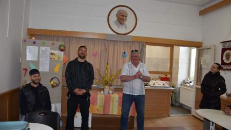 Tálcán kínált szeretet a Jahuah Útja Egyesület felajánlásával