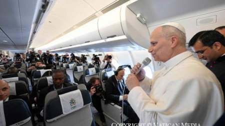 XIV. Leó pápa: Nem áll szándékomban vitába szállni az amerikai elnökkel – Sajtótájékoztató a repülőn