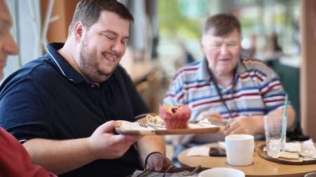 Kávé, forró csoki, limonádé, sütemény és jóízű beszélgetés a kecskeméti Starbucksban