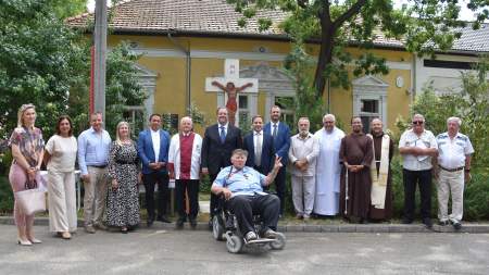 Lelki híd Pietrelcina és Kecskemét között – Felavatták Szent Pio atya bronzszobrát a Wojtyla Barátság Központba