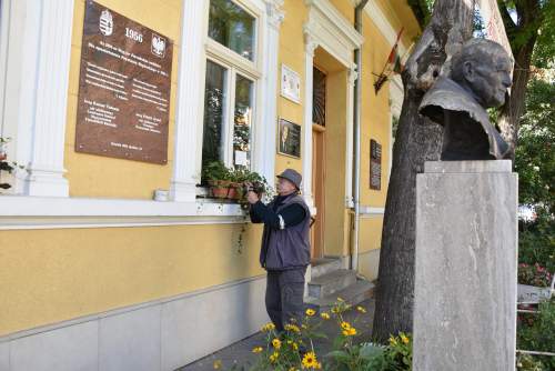 Facol Lajos, a Wojtyla önkéntese munka közben