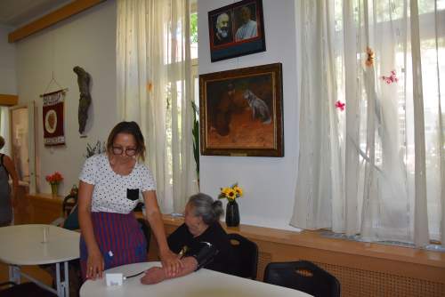 Vérnyomást mértek a Wojtyla Házban