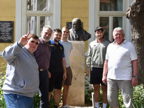 Pályán kívül is segítenek – A Hírös-Ép lakatta jól a szegényeket