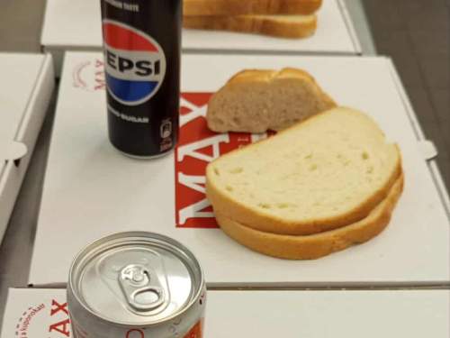 Társadalmi felelősségvállalás pizzával és üdítővel – Jótékonysági ebédosztás a Zarges létrák gyártója felajánlásával