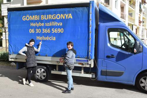 Hat zsák burgonya adomány a Göbölyös családtól