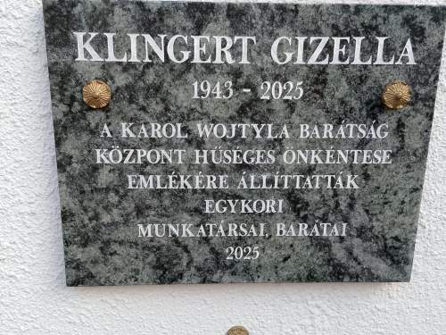 Márványtábla hirdeti a hűséges önkéntes emlékét