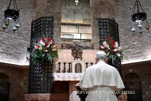 Leó pápa Szent Ferenc sírjánál imádkozott Assisiben 