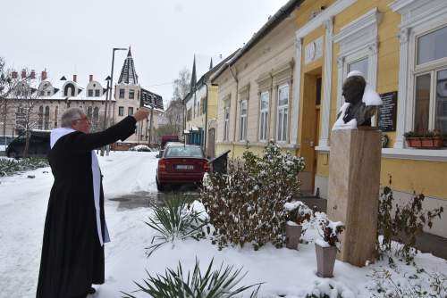 Ostorcsapásokkal és házszenteléssel ünnepelték a Vízkeresztet a Wojtylában