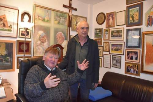 Színekbe álmodott emberség: festményektől a Wojtyla népkonyháig