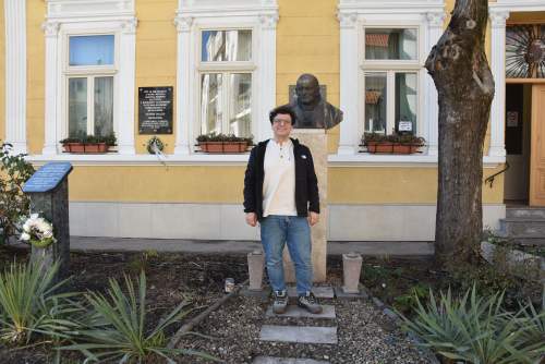 Sivatagtól a felkelő nap országáig: Szilágyi Áron ázsiai hangutazása a zene szárnyán