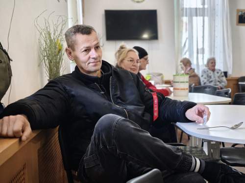 A gondoskodó szeretet gazdag ízvilága – A Mátyás Király Patika tulajdonosa kínált meleg ételt a nélkülözőknek