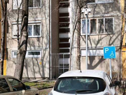 Térfigyelő kamerák a a Wojtyla Ház előtt