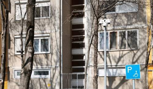 Térfigyelő kamerák a a Wojtyla Ház előtt