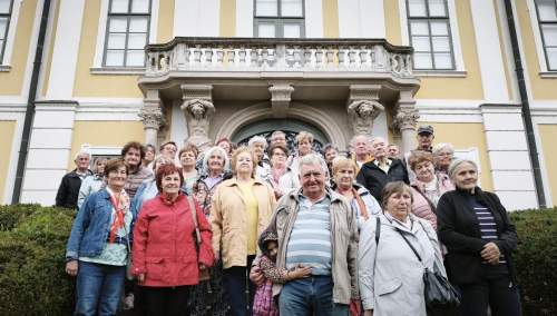 Medvék, kisvasút és a Grassalkovichok öröksége: kecskeméti idősek pazar őszi élménytúrája Veresegyházon és Hatvanban