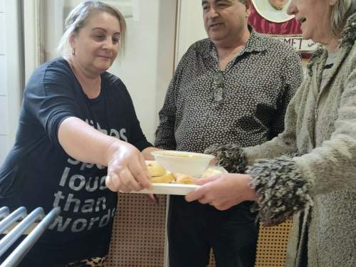 A gondoskodó szeretet művészete: Meleg étellel szolgált Rupa Gyula és családja Kecskemét elesettjeiért